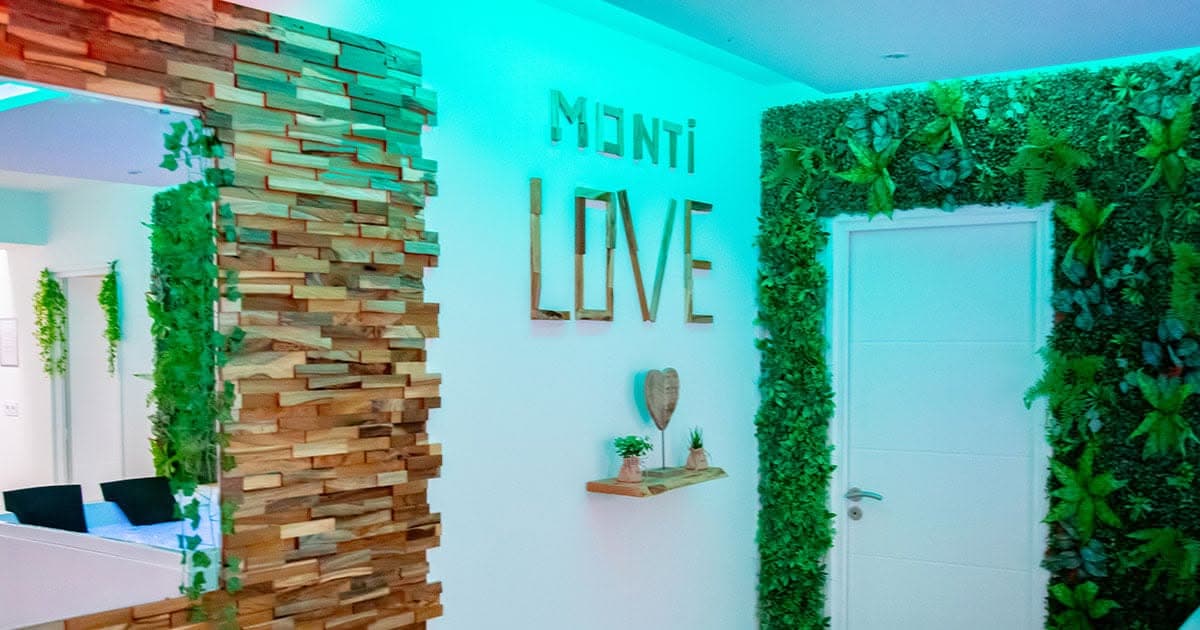 L'entrée de la love room, mur végétal et enseigne Monti-Love en bois