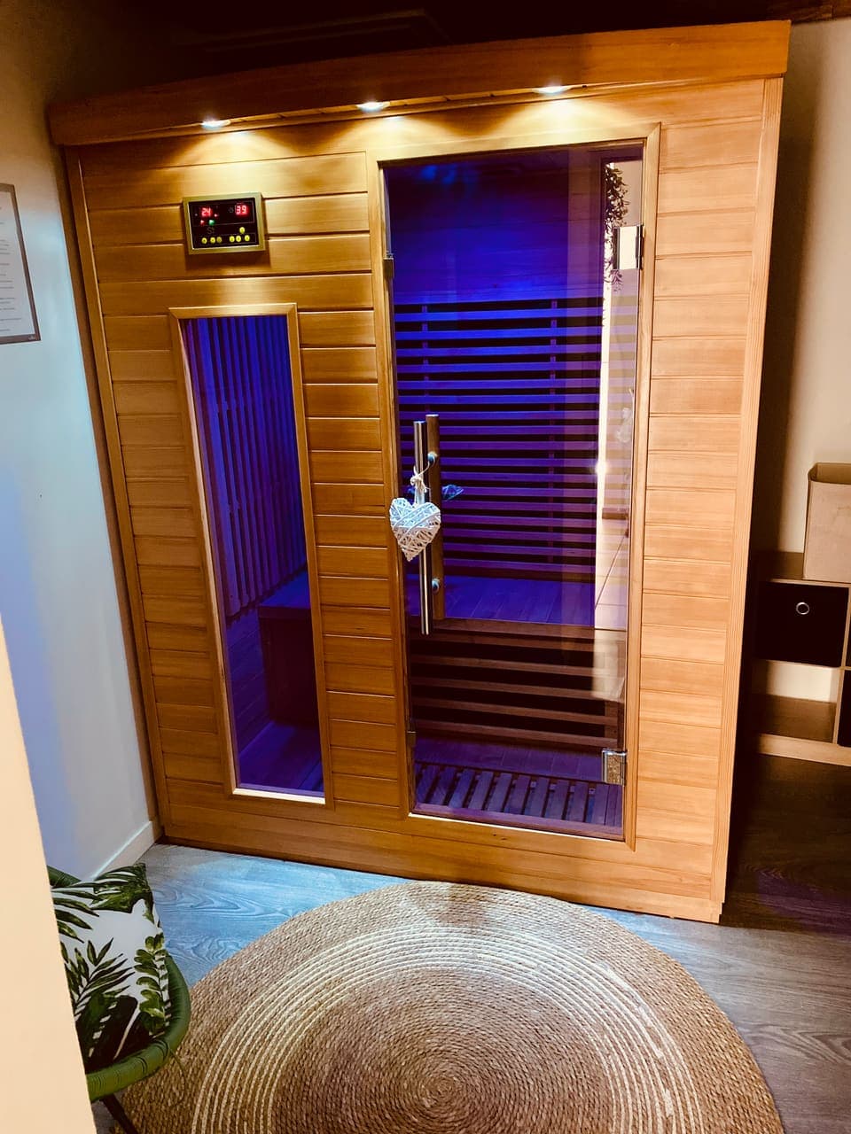 Le sauna infrarouge deux places, porte vitrée et éclairage bleuté