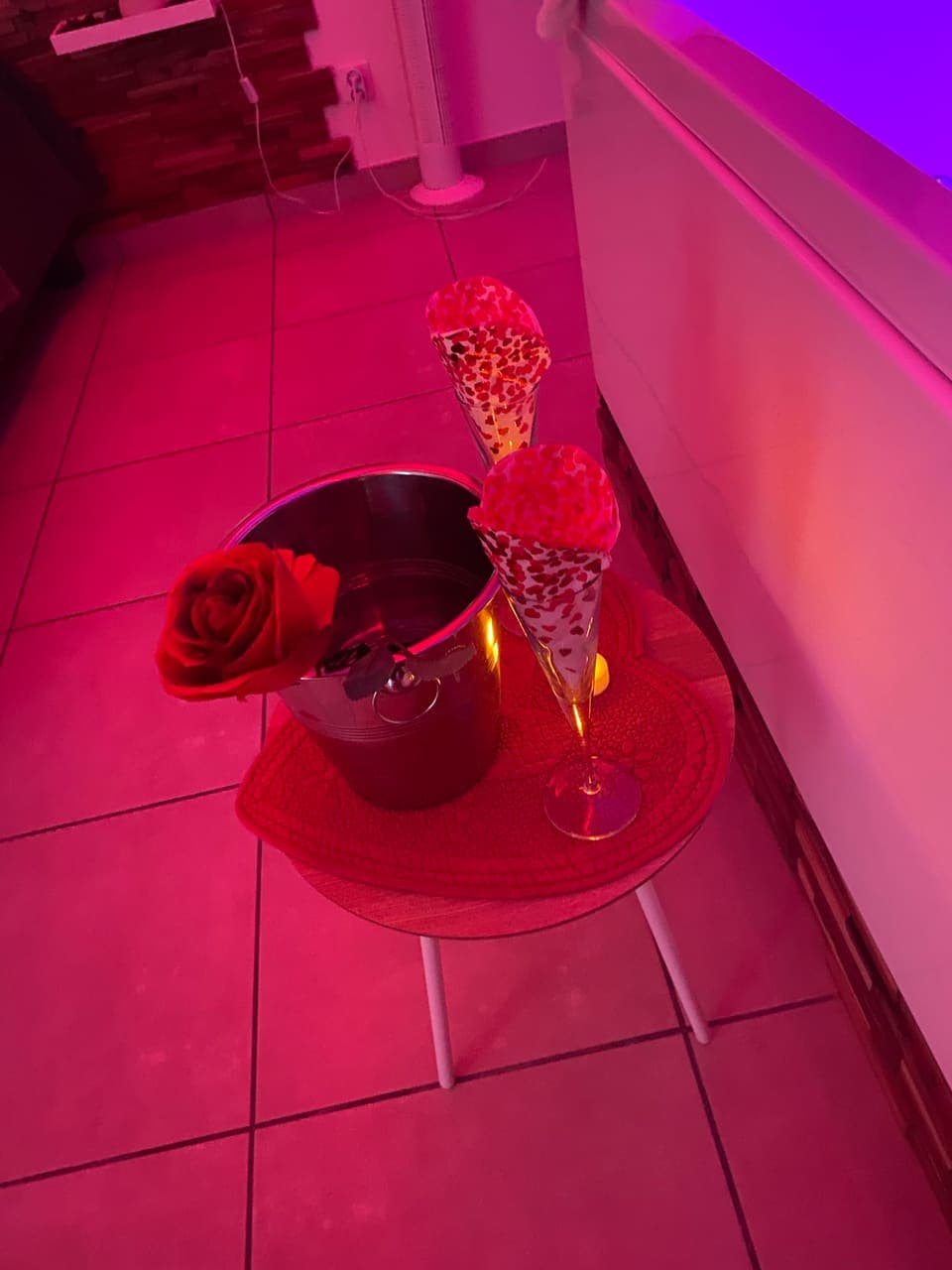 Le seau à champagne et une rose, préparés pour l'arrivée