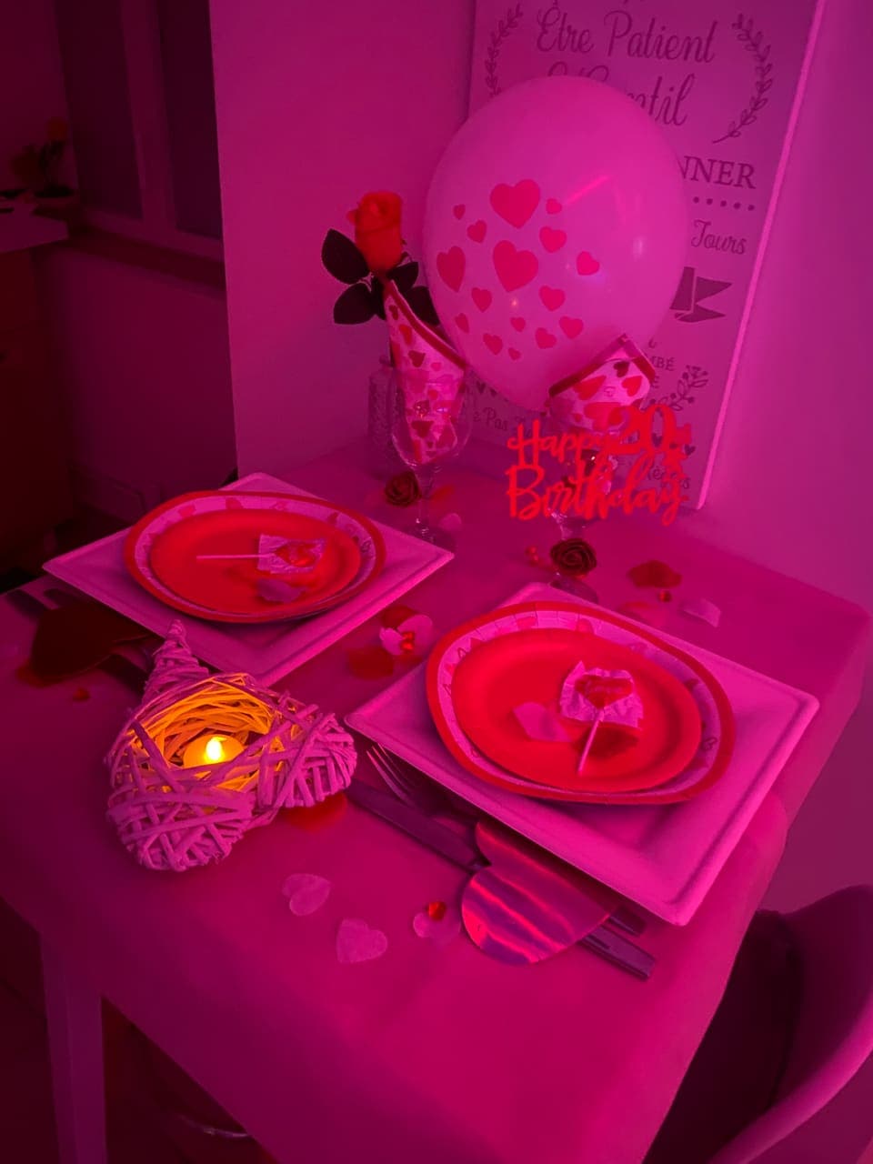 La table dressée pour un anniversaire, avec ballons et bougie