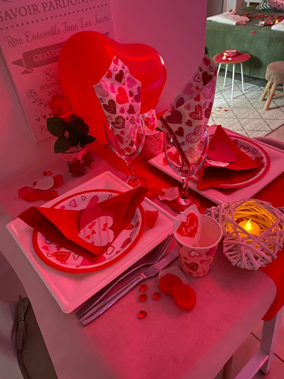 La table dressée en décoration romantique, sous l'éclairage rouge