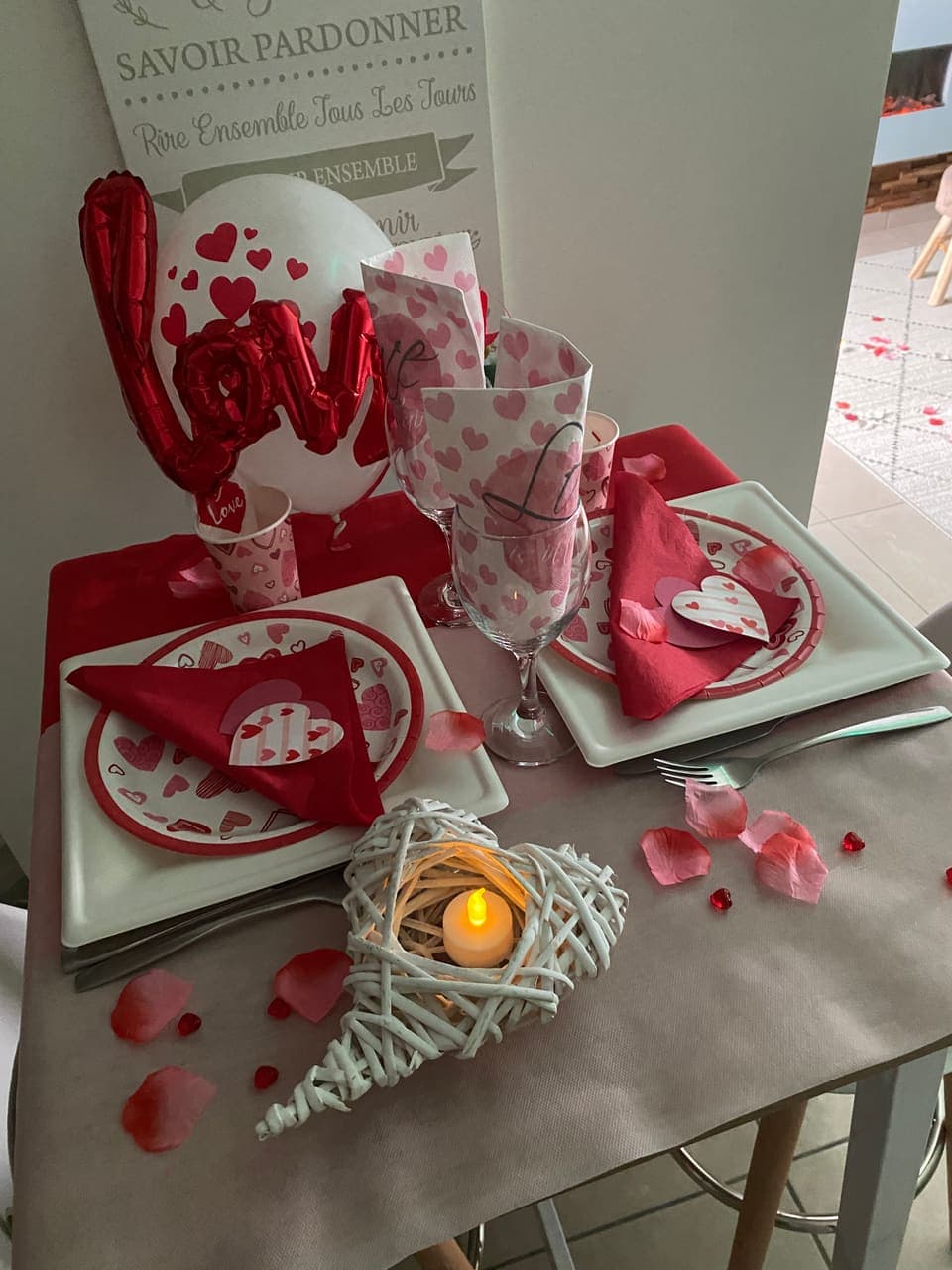 La table dressée pour la Saint-Valentin, en lumière du jour